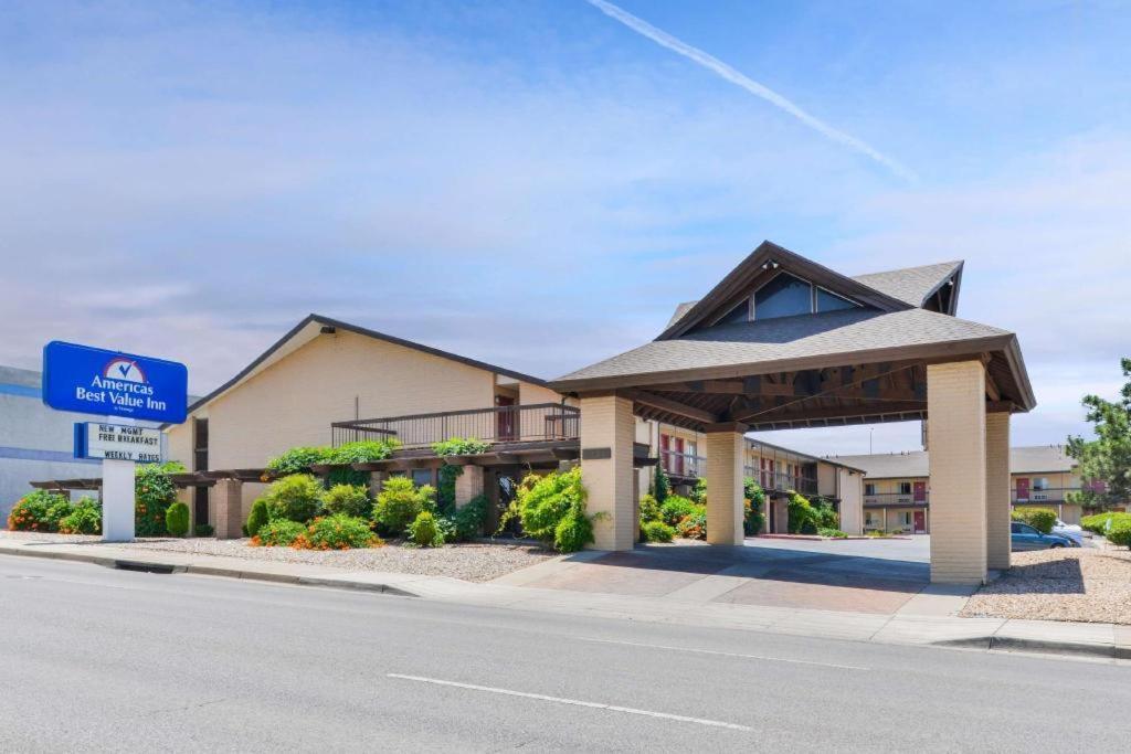 Days Inn By Wyndham Albuquerque Northeast Εξωτερικό φωτογραφία